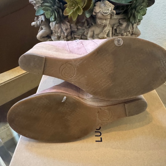 Lucky Brand Yabba Wedge Bootie in blush suede sz7.5 - Picture 7 of 8